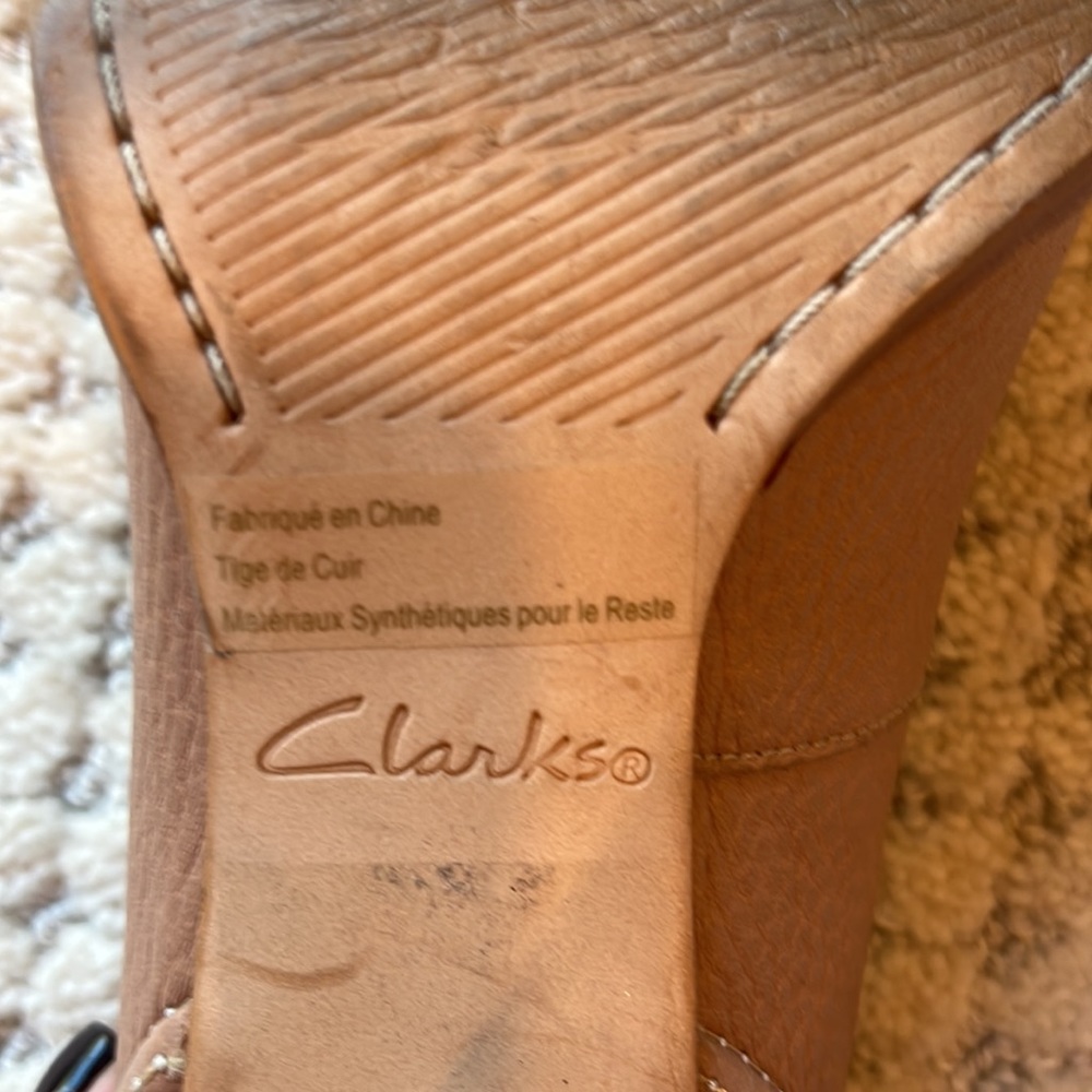 Clarks- Light Beige - Picture 7 of 8